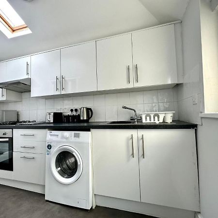 Massive 4 Bedroom Duplex Apartment - Sleeps Up To 10 People - Free Parking - 5 Minutes To The Best Beach! - Great Location - Fast Wifi - Smart Tv - Newly Decorated - Sleeps Up To 10! Close To Bournemouth & Poole Town Centre & Sandbanks Exterior photo