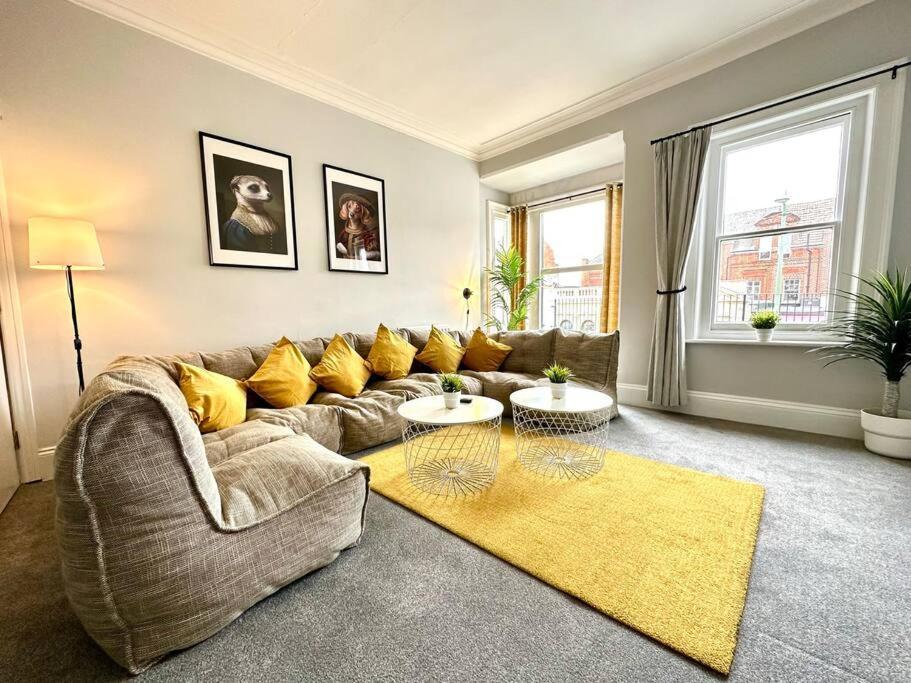 Massive 4 Bedroom Duplex Apartment - Sleeps Up To 10 People - Free Parking - 5 Minutes To The Best Beach! - Great Location - Fast Wifi - Smart Tv - Newly Decorated - Sleeps Up To 10! Close To Bournemouth & Poole Town Centre & Sandbanks Exterior photo