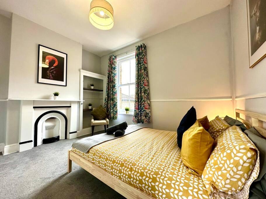 Massive 4 Bedroom Duplex Apartment - Sleeps Up To 10 People - Free Parking - 5 Minutes To The Best Beach! - Great Location - Fast Wifi - Smart Tv - Newly Decorated - Sleeps Up To 10! Close To Bournemouth & Poole Town Centre & Sandbanks Exterior photo