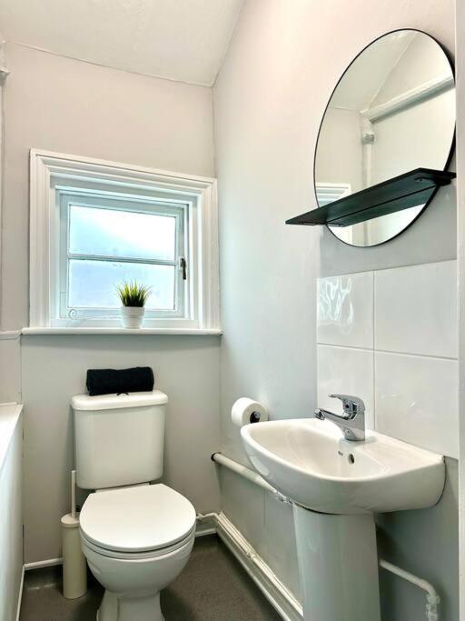 Massive 4 Bedroom Duplex Apartment - Sleeps Up To 10 People - Free Parking - 5 Minutes To The Best Beach! - Great Location - Fast Wifi - Smart Tv - Newly Decorated - Sleeps Up To 10! Close To Bournemouth & Poole Town Centre & Sandbanks Exterior photo
