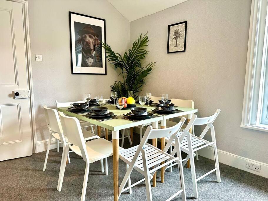 Massive 4 Bedroom Duplex Apartment - Sleeps Up To 10 People - Free Parking - 5 Minutes To The Best Beach! - Great Location - Fast Wifi - Smart Tv - Newly Decorated - Sleeps Up To 10! Close To Bournemouth & Poole Town Centre & Sandbanks Exterior photo