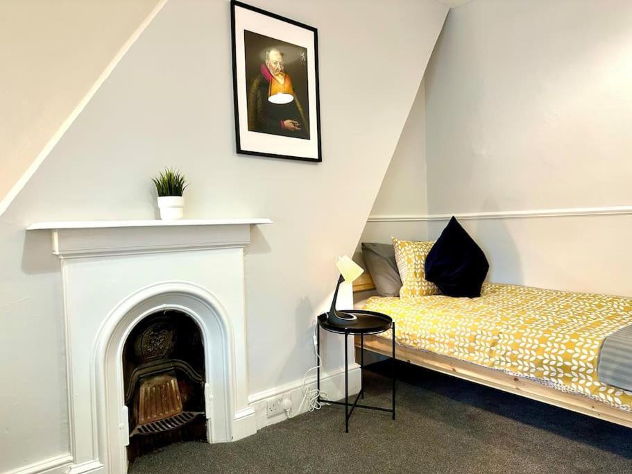 Massive 4 Bedroom Duplex Apartment - Sleeps Up To 10 People - Free Parking - 5 Minutes To The Best Beach! - Great Location - Fast Wifi - Smart Tv - Newly Decorated - Sleeps Up To 10! Close To Bournemouth & Poole Town Centre & Sandbanks Exterior photo