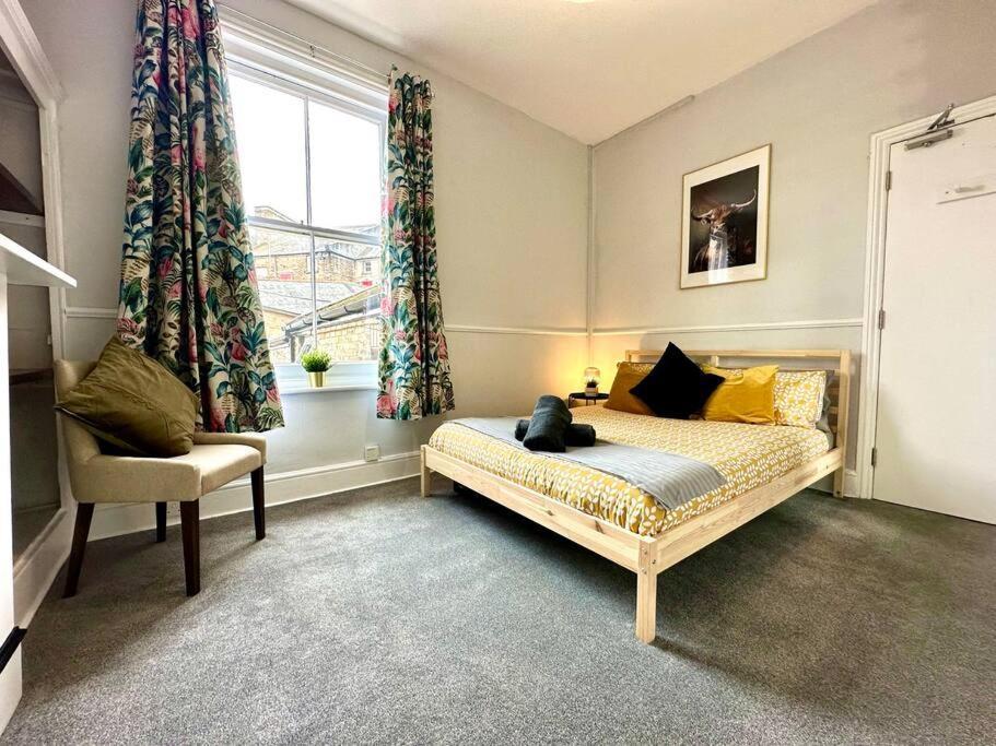 Massive 4 Bedroom Duplex Apartment - Sleeps Up To 10 People - Free Parking - 5 Minutes To The Best Beach! - Great Location - Fast Wifi - Smart Tv - Newly Decorated - Sleeps Up To 10! Close To Bournemouth & Poole Town Centre & Sandbanks Exterior photo